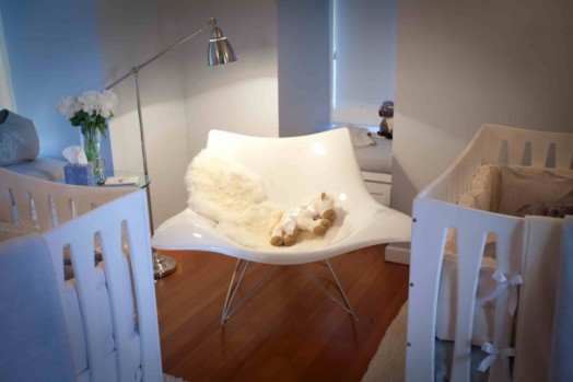 Interiér detskej izby s rohovým sedadlom pre trojčatá