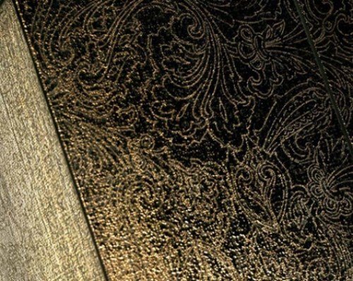 Kúpeľňové obklady so zlatou optikou v pozadí čiernej farby Kúpeľňové obklady na čiernom pozadí so zlatou optikou