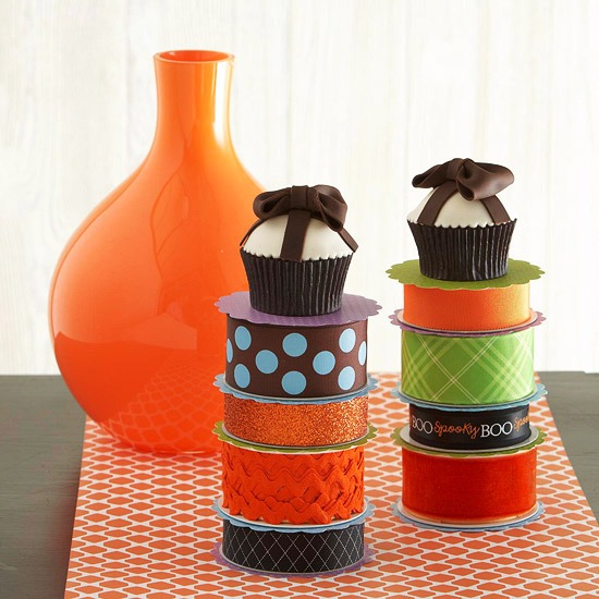 Halloweenská dekorácia stolu-bežca na stôl farebno-lepiaca páska oranžová váza