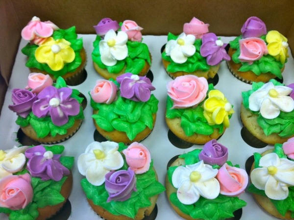 Jemné kvety vo fialovej, ružovej a bielej farbe kvet-cupcakes-cukor-poleva-nápad-farebný