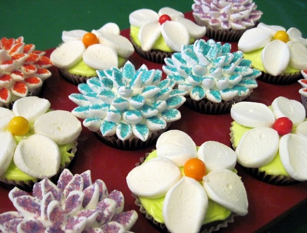 Lotosové a záhradné kvety s cukríkmi uprostred Marshmallow-kvety-viacfarebné-muffiny-košíčky