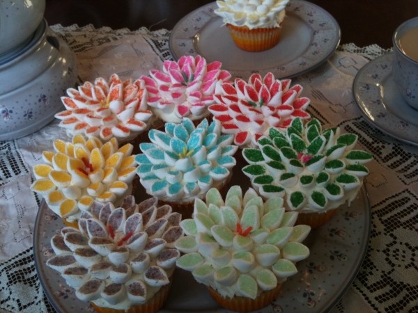 Muffinová kompozícia s lotosom kvetinová dekorácia-lotus-cupcakes-nápad-farebná