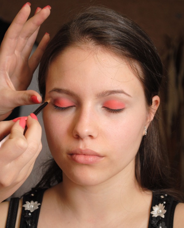 Na celé viečko naneste koralové očné tiene