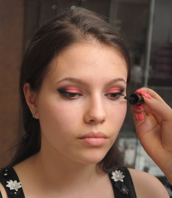 Do kútika oka naneste čierne očné linky