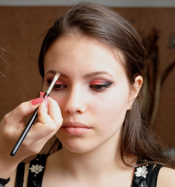 obočie-dôraz-pútavé-líčenie-hnedé-oči