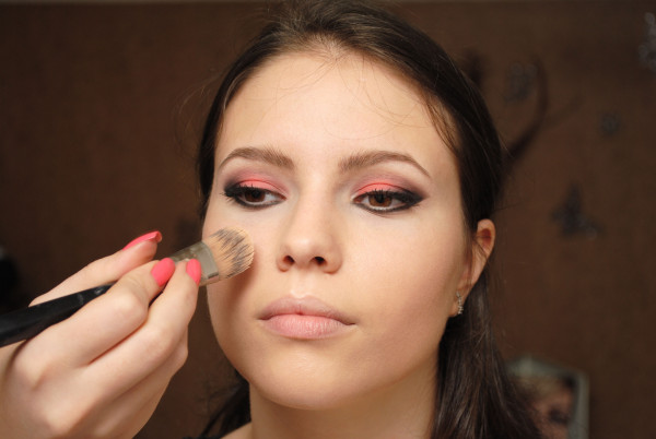 Naneste základný náter štetcom na zmatnenie pokožky práškom