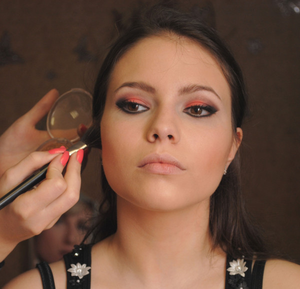 červenohnedé-nuansy-nanášajúce-kontúry tváre