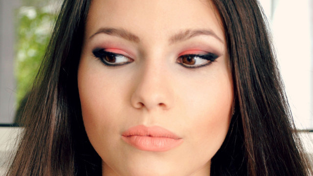 Očný make-up na hnedé oči-dymové oči-koralové nuansy