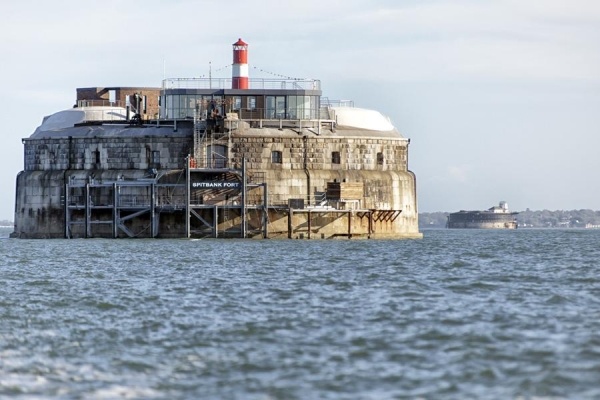 stavba kamenného bloku hotel spitbank fort v mori ako morská pevnosť