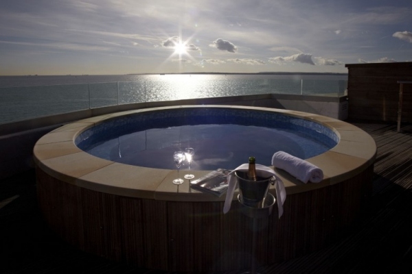 vírivka okolo hotela spitbank fort v mori ako morská pevnosť