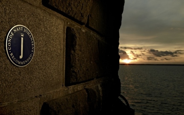 masívna kamenná pevnosť spitbank hotel more ako morská pevnosť