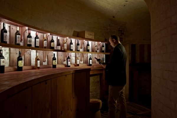 vináreň hotel z prírodného dreva spitbank fort v mori ako morská pevnosť