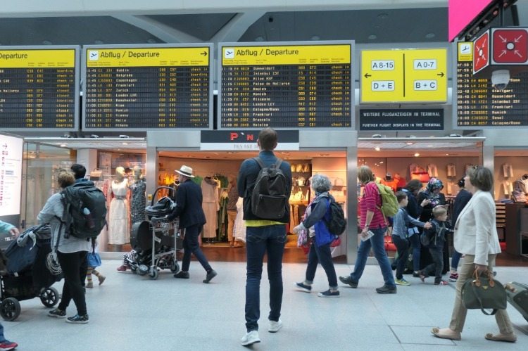 cestujúci v termináli c, bývalé berlínske letisko tegel