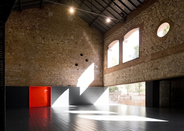 Interiér kina s tehlovou stenou Interiér kina s tehlovou stenou