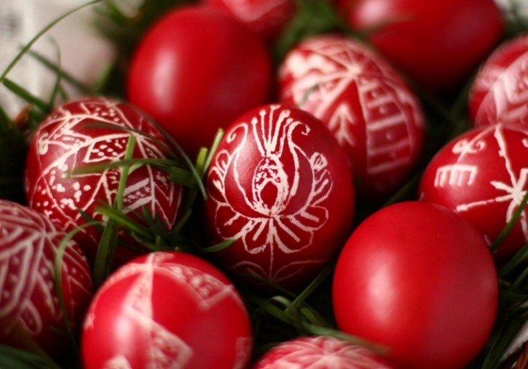 Vajíčka sfarbenie vzor-maľba-nápady-červená-farba