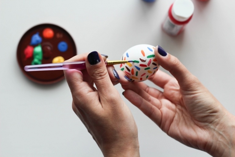 Nápady na maľovanie konfetových štetcov na farbenie vajec