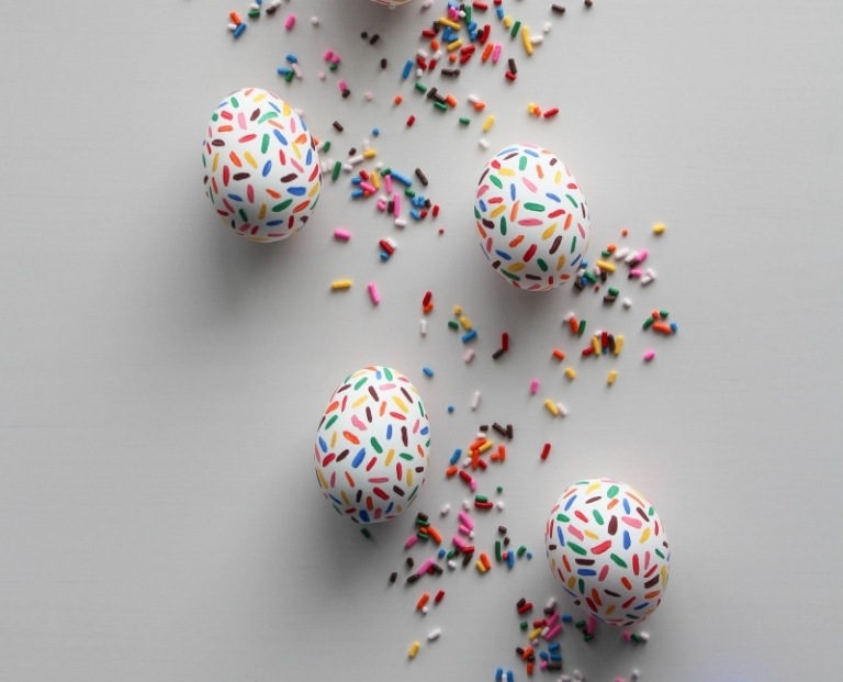 Farbenie vajec-nápady-návod-štetec-konfety-maľovanie