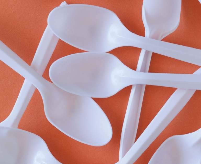 Vajíčko-farbenie-návod-ukážka-plastová lyžička