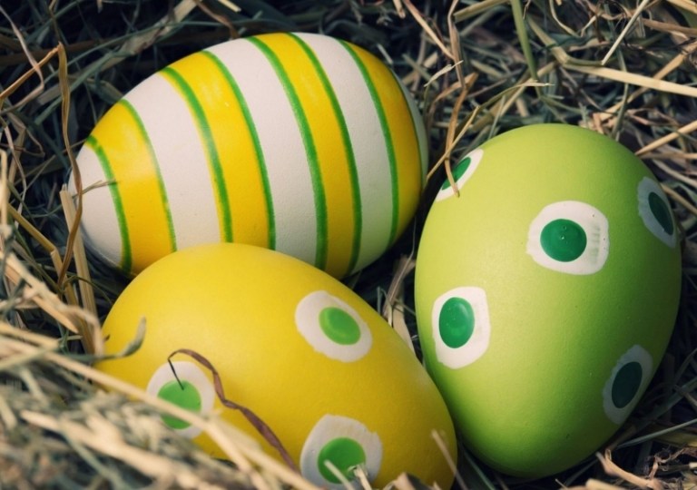 Vajíčka-farebné-zelené-pruhy-žlté bodky