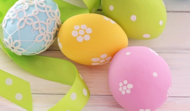 Vajcia-farba-nápad-pastelová-farba-kvetina-pečiatka