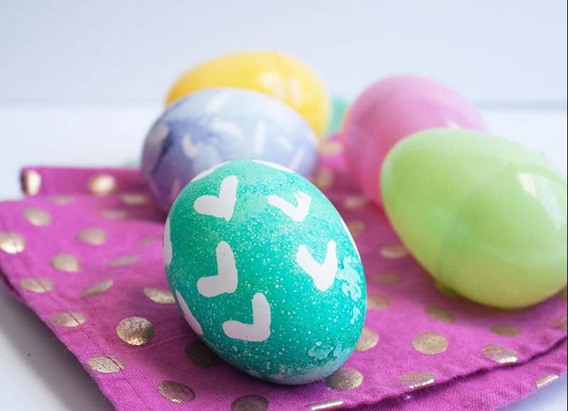 Vajíčka-farbenie-pečiatka-technika-nápady-príklady