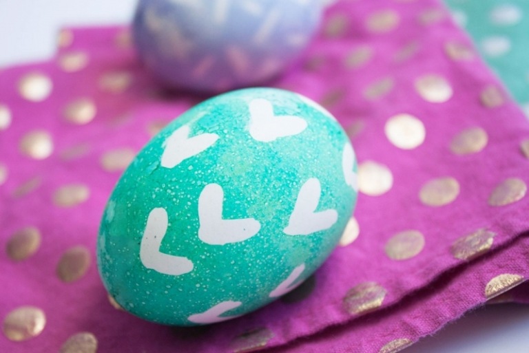 Vajíčka-farba-nápady-srdiečka-vzor-technika-pečiatka