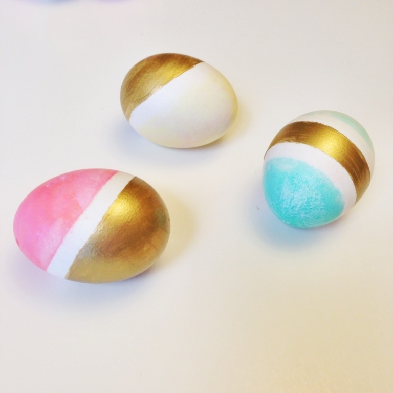Vajcia-farebné-zlaté-pastelové-farebné pruhy