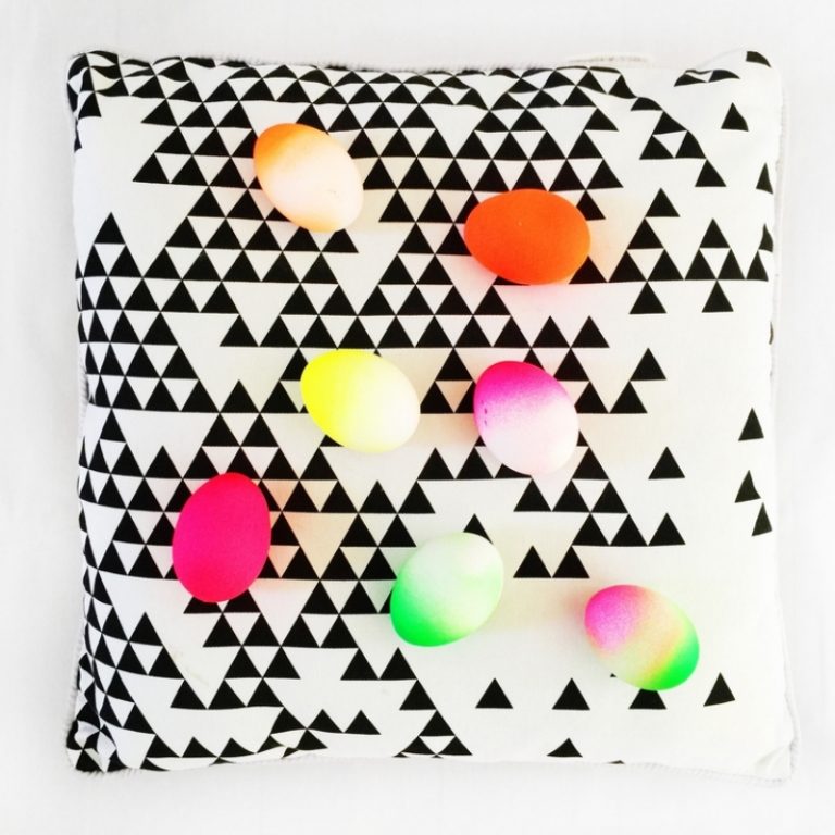 Farbenie vajec-dvojfarebné-neónové-remeselné-nápad