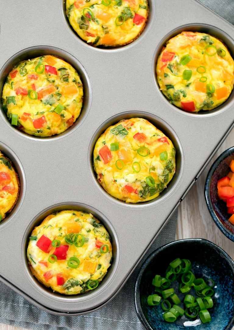 Omeletu v muffinovej forme so zeleninou a vajíčkami pripravte v rúre