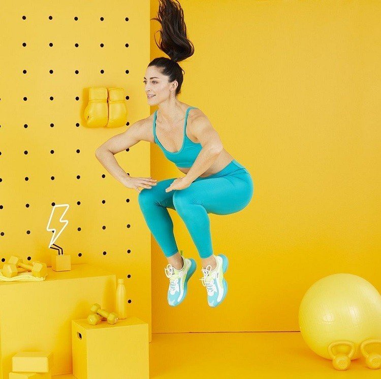 Squat with jump Cvičenie s vlastnou váhou pre ženy Cvičenia s vlastnou váhou celého tela