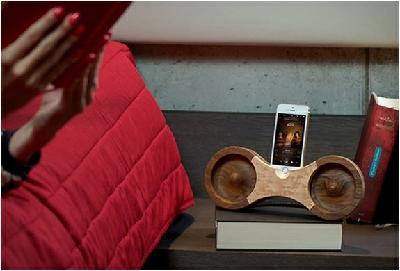 Stanica prenosu dát pre iPhone zosilňovač červená-perina-červená-lak na nechty-spálňa