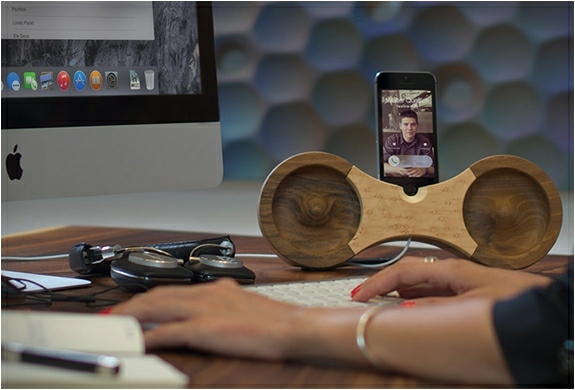 Pracujte a počúvajte a vychutnajte si hudbu alebo správy Zosilňovač zosilnenia zvuku obrazovky Apple PC