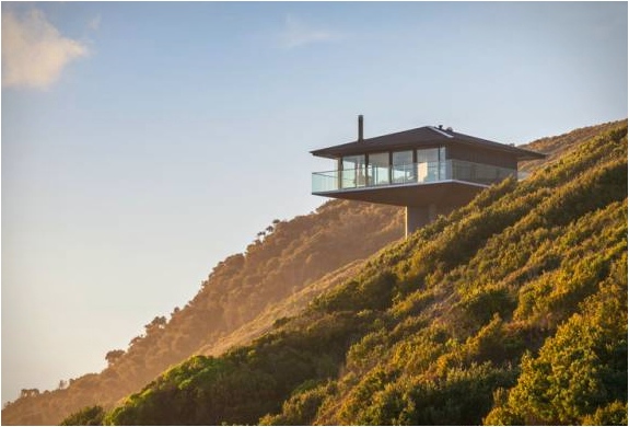 dom na svahu strmé pobrežie stĺp dom f2 architektúra dom-svah-strmé-pobrežie-pól-dom-f2-architektúra