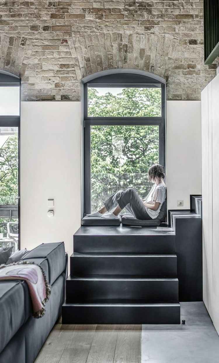 schody sedacia časť starý murovaný gauč obytná časť