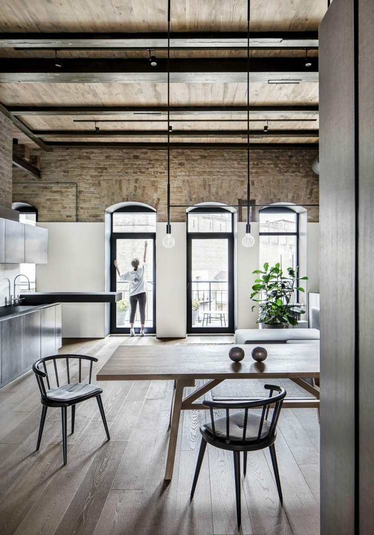 pushka byt kiev staré murované stropné trámy závesné svetlá drevený obývací priestor