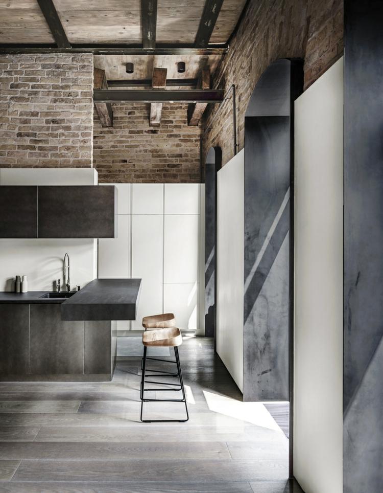 staré murivo drevené trámy textúry kuchyne biela sivá puska byt kiev