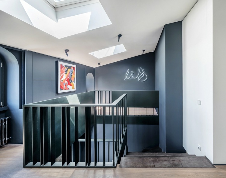 podkrovné podkrovné schodisko sivé steny dizajn steny