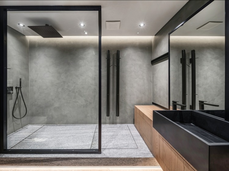 pushka byt čierne kovanie sivé steny