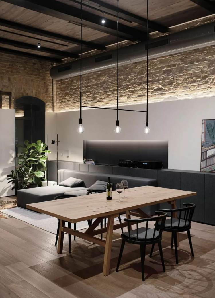 staré zvädnuté steny stropné trámy moderné prvky obývacia izba