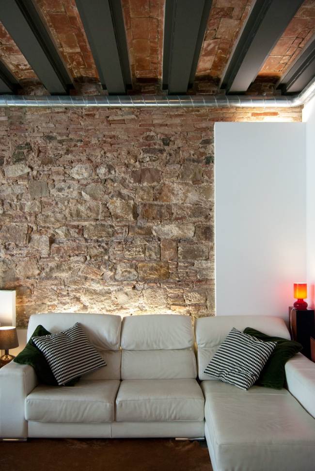 záhradný dom obývacia izba čierne strešné trámy gracia carles obohacujú