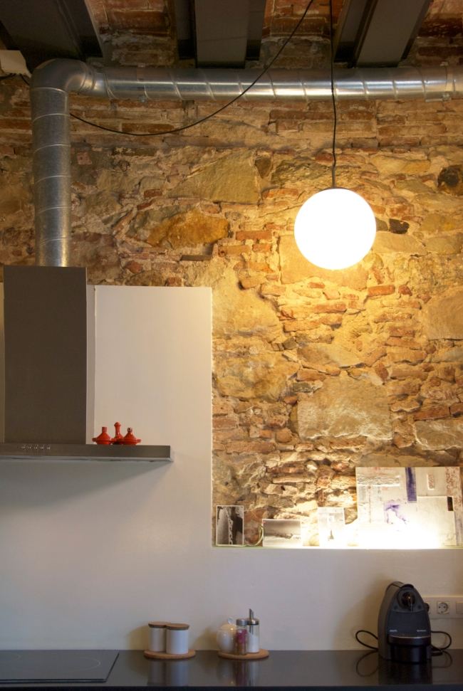 moderný rodinný dom prerobená kuchynská linka z tehlovej steny