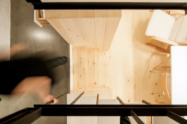 patio dom carles obohacuje architektov schody z borovicového dreva