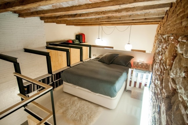 prerábka práčovne rodinný dom spálňa drevené trámy