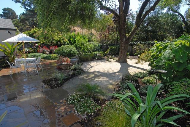 Strom pre záhradný stôl so bielymi stoličkami