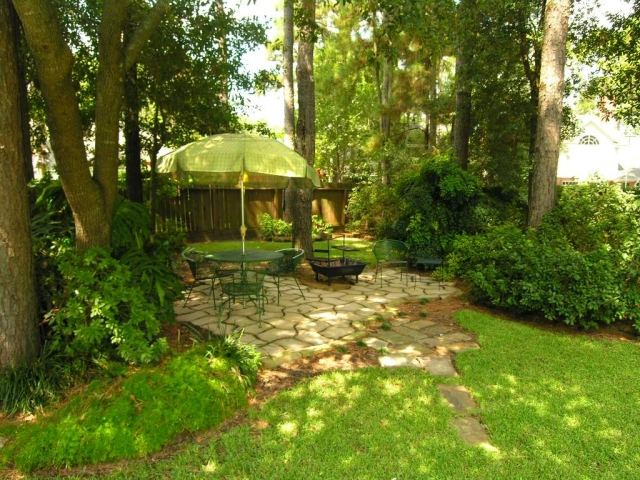 Strom pre záhradný nábytok z zeleného materiálu