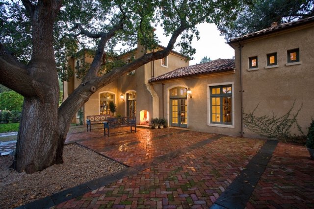 Strom vysoké zaujímavé dlaždice farebné jemné osvetlenie s akcentom