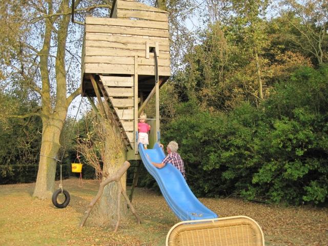 strom dom záhrada stavať šmykľavka modrá hojdačka auto pneumatika Dom na strome pre stavbu škôlky šmykľavka modrá hojdačka automobilová pneumatika