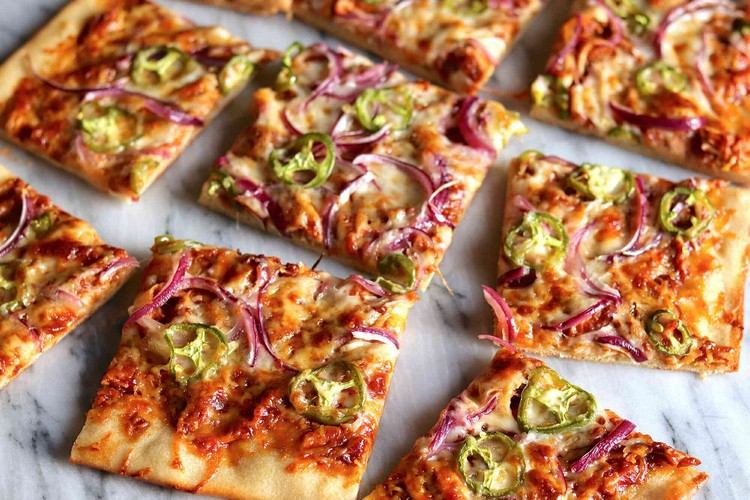 Jednoduché recepty na tanier s kuracou pizzou z plechu