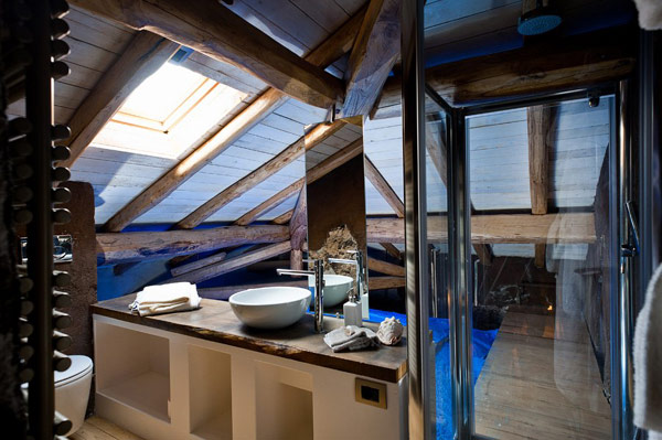 kúpeľňa elegantné nové prvky zachovávajú rustikálny nádych