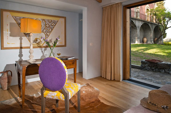 vonku upokojujúci žltý purpurový koberec